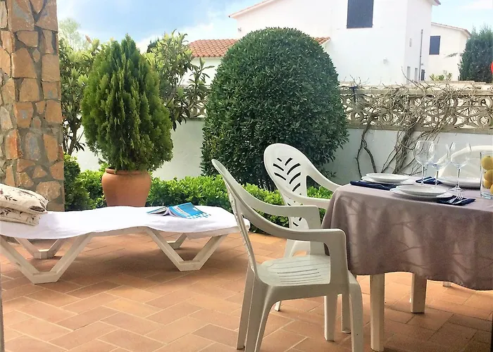 בית נופש Montserrat 1, Terrace & Pool *